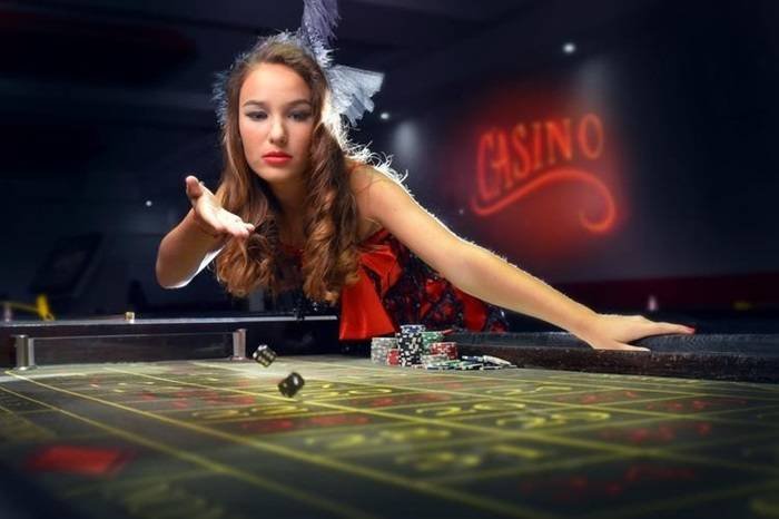 Batas bermain dewasa untuk tema Triple